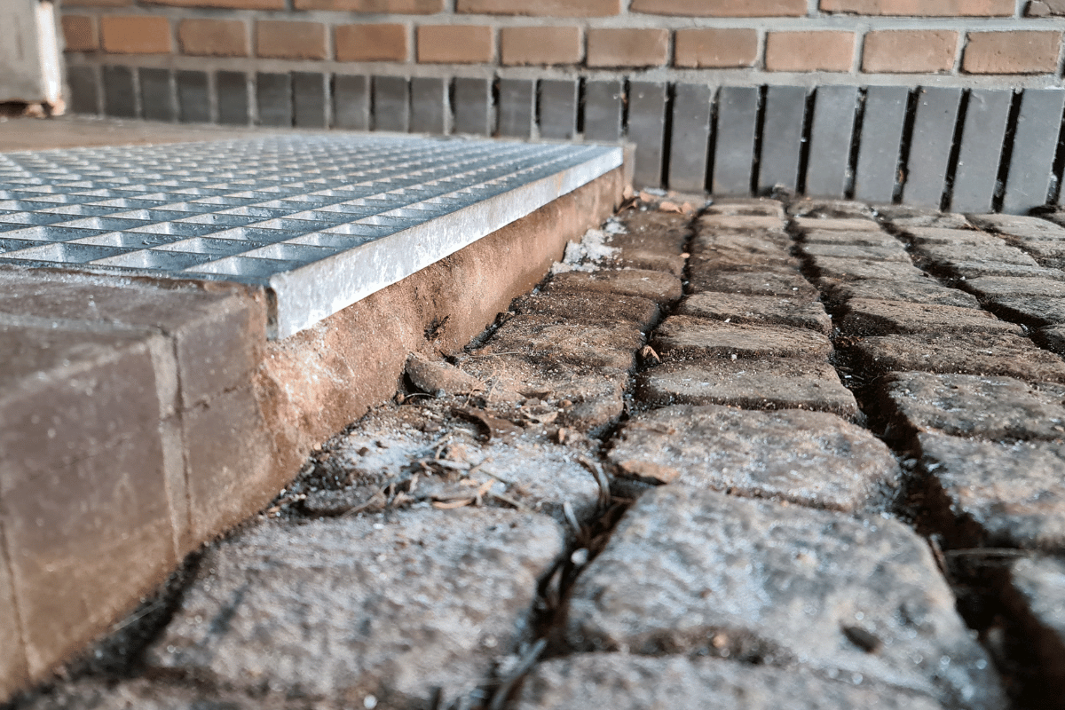 Produktion og udskiftning af galvaniserede riste til indgangsparti i boligforening i Valby