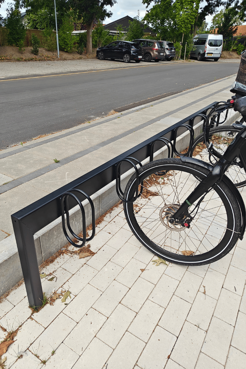 Cykelholder i pulverlakeret sort stål til boligforening – JC Stål